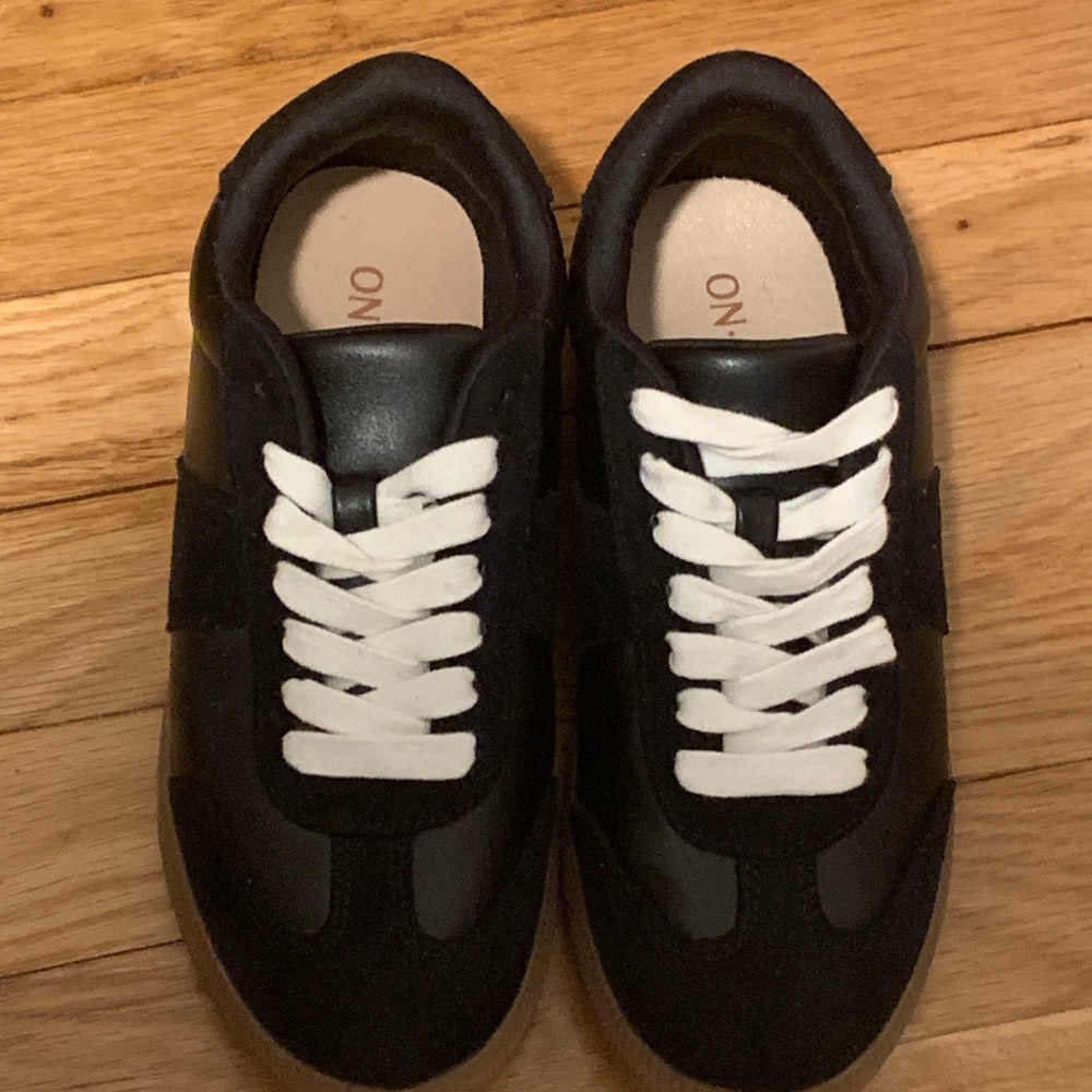 On 34th Athletic Shoes Size 5 for Teens or Ladies